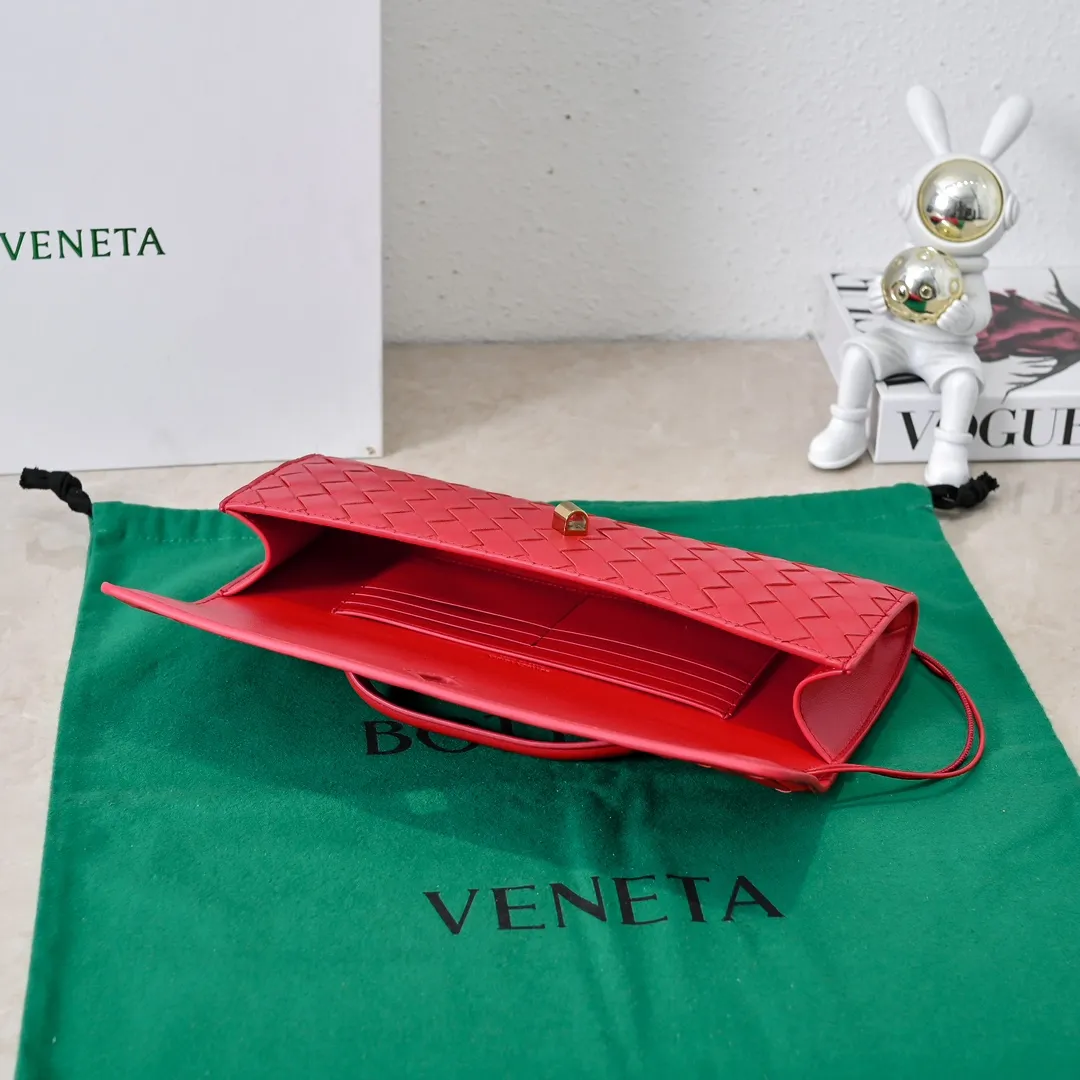 The batch of 1360 BV Andiamo evening handbags has been heavily planted again~ The designer aesthetics in the era of economic downturn are back. I fall in love with it at first sight and can't put it down. It's so beautiful and full of aura. The shape and texture are very competitive. It's light in weight and has sufficient capacity. It's a must-have for fashionistas. It's suitable for many occasions, minimalist, high-end and light luxury. Model No.: 741511 Size: 31*13*3cm